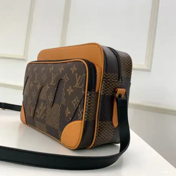 AMAZONE LOUIS MESSENGER VUITTON NANO 0323